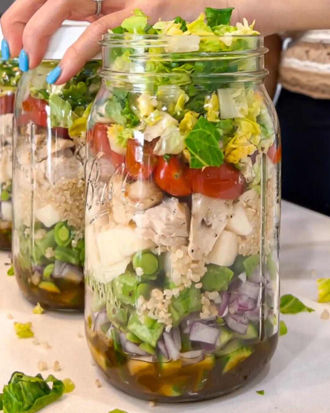 Frascos con ensalada armada por capas